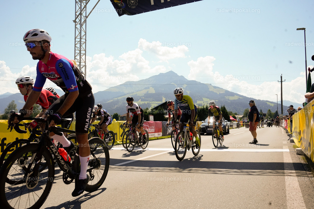 142_20230817_Bewerb_Maenner_Muehlanger | AUT - OESTERREICH, 2023-08-16: SPORT RENNRAD-FAHREN - 55. INTERNATIONALER RADWELTPOKAL IN ST. JOHANN IN TIROL  - Vintage-Radrennen mit WM-Bronze-Medaillen-Siegerin Christina Schweinberger, den Teilnehmer und Alexander Baumann (vom Orginastions-Team) - TAG 2 BEWERB MAENNER IN SECHS GRUPPEN  ; Foto: Roland Muehlanger
