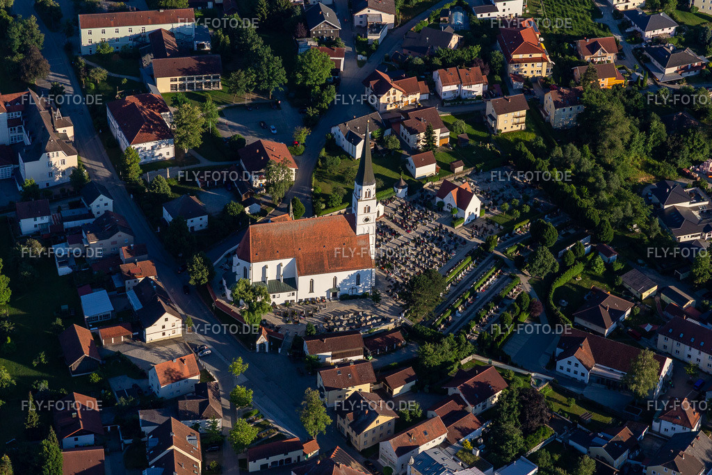St. Georg am Friedhof https://pfarrverband-arnstorf.bistum-passau.de https://www.arnstorf.de | Luftbild: St. Georg am Friedhof https://pfarrverband-arnstorf.bistum-passau.de https://www.arnstorf.de in Arnstorf im Bundesland Bayern in Deutschland. Foto: IMG_132852.jpg vom 02.07.2022 durch ©2025 Werner Riehm fly-foto.de/copyright - Realisiert mit Pictrs.com