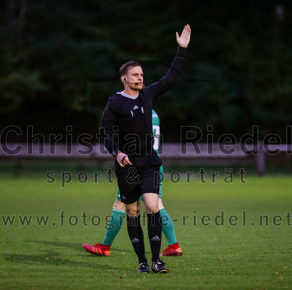 2023-10-21_022_FC_Forstern_gegen_FC_Ezelsdorf | Forstern, Deutschland, 21.10.2023:
Fußball, Frauen Bayernliga 2023 / 2024, 8. Spieltag, FC Forstern gegen FC Ezelsdorf, Endergebnis: 2:1

Schiedsrichter Etienne Fromme

Foto: Christian Riedel / fotografie-riedel.net