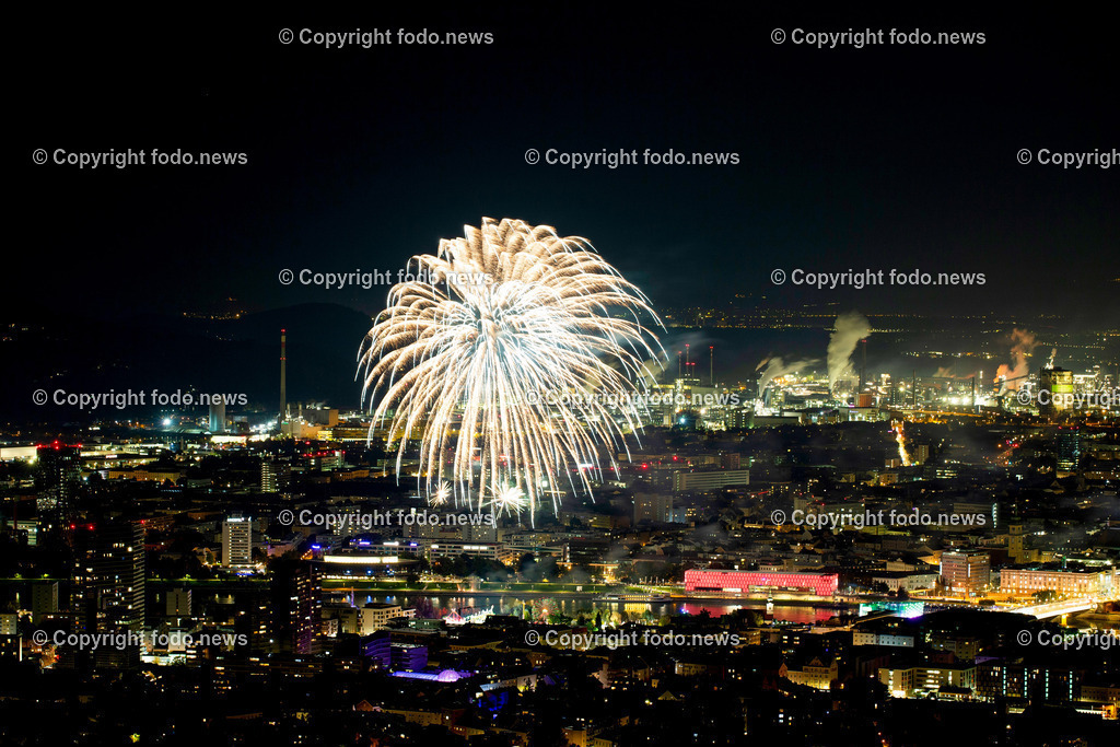 Linz_ Feuerwerk 17.11.2025-2 | 17.11.2025, LINZ, AUT, Feuerwerk, im Bild Feuerwerk, Stadt bei Nacht, Lichter, Skyline, Fluss, Feier, Pyrotechnik, bunte Explosionen, Nachtaufnahme, Festival, Hochhäuser, Industrieanlagen, helle Farben, Feststimmung, urbanes Panorama.