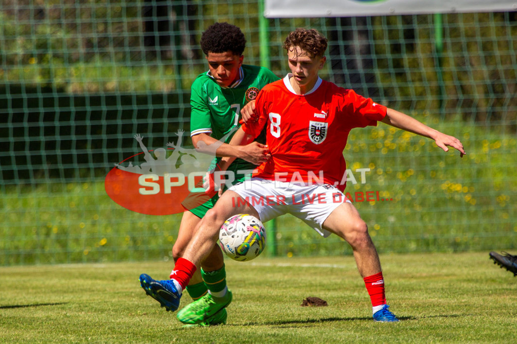 Fußball Halbfinale | Victor Ozhianvuna (U15 Irland #7) Edin Jakupi (U15 Österreich #8) Fußball Halbfinale, Irland U15 - Österreich U15 am 29.04.2024 in Arnoldstein (Sportplatz), Austria, (Photo by Ernst Krawagner sport-fan.at) - Realisiert mit Pictrs.com