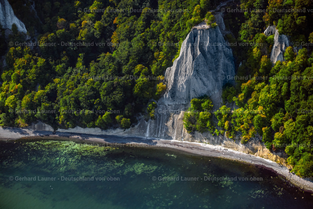 4061431 | LOHME 08.09.2021 Felsen- Küsten- Landschaft an der Steilküste - Kreidefelsen Königstuhl - in Lohme im Bundesland Mecklenburg-Vorpommern, Deutschland. Weiterführende Informationen bei: Nationalpark-Zentrum KÖNIGSSTUHL Sassnitz gemeinnützige GmbH. // Rock Coastline on the cliffs - Kreidefelsen Koenigstuhl - in Lohme in the state Mecklenburg - Western Pomerania, Germany. Further information at: Nationalpark-Zentrum KOeNIGSSTUHL Sassnitz gemeinnuetzige GmbH. Foto: Gerhard Launer