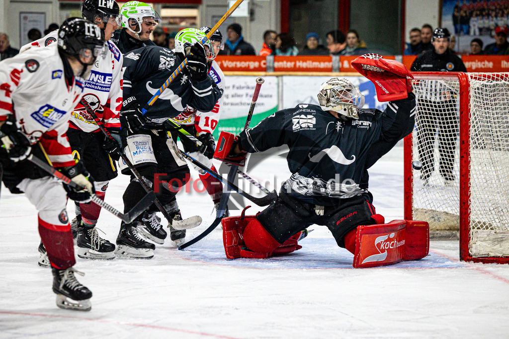 TSV Peißenberg MINERS gegen ESV Buchloe PIRATES | Eishockey Bayernliga Herren Vorrunde 2024/25, TSV Peißenberg MINERS gegen ESV Buchloe PIRATES, 20241117,Korbinian SERTL (MINERS Goali 31) in Aktion,2024-11-17 in Peißenberg (Eisstadion Peißenberg)Korbinian SERTL (MINERS Goali 31)Copyright: WolfgangxLindner