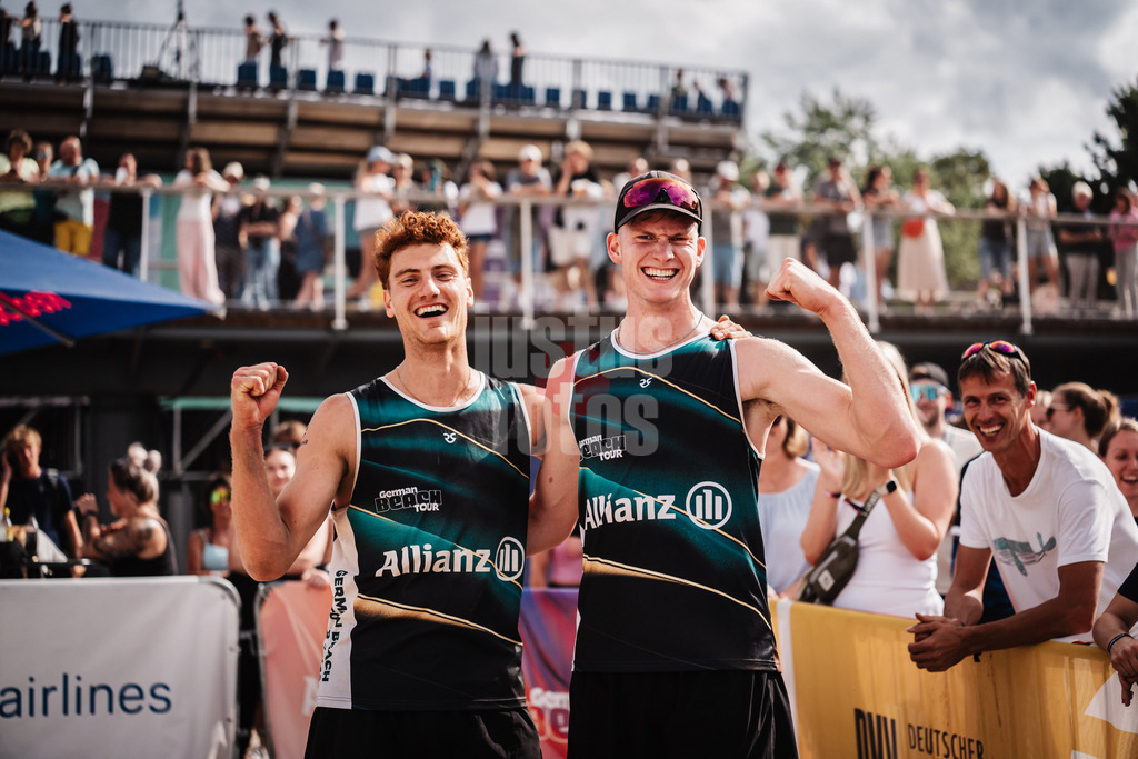 Beachvolleyball | Frauen | Deutsche Meisterschaften 2025 Timmendorfer Strand | 04.09.2025 | v.l. Max Just und Philipp Huster jubeln nach dem Sieg