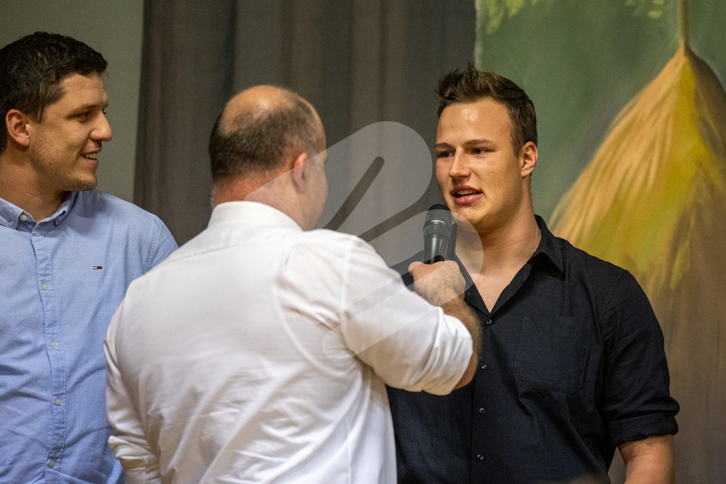 SKE100J_4931 | Die Schwinger des Schwyzer Kantonalen Schwingerverbandes: Fotos, die Dynamik und Leidenschaft festhalten, sowie emotionale Momente aus dem traditionellen Schwingsport zeigen. - Realisiert mit Pictrs.com