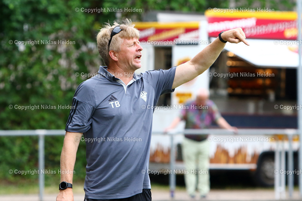 NH_KlubKosova_HarburgerSC_Testspiel_HarburgPokal_21072024 | Thorsten Beyer (Trainer, Klub Kosova)Fußball I Herren I Testspiel (Harburg-Pokal) I Saison 2024-2025 I Klub Kosova - Harburger SC I 21.07.2024 I Sportplatz Alter Postweg