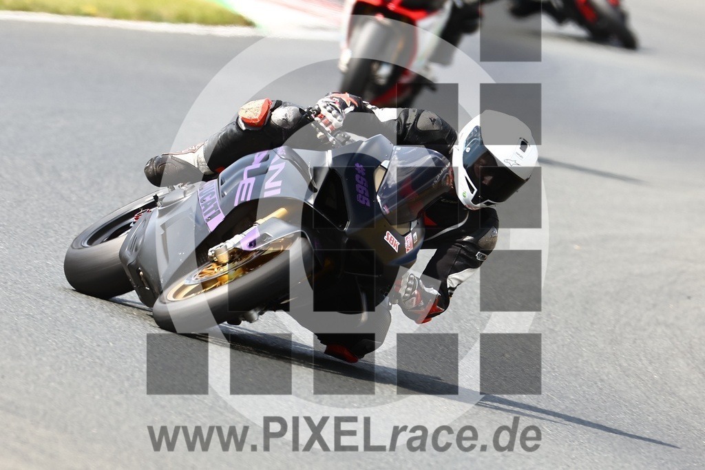0565-20240720_03503 | Schöne Erinnerungen an spannende Momente - das festzuhalten ist unser Job. PIXELrace.de ist seit 2003 auf den Rennstrecken Europas unterwegs um die Action draußen beim Fahren und die wunderbare Stimmung imm Fahrerlager für euch einzufangen.