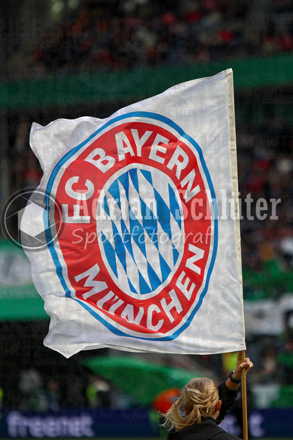 14.05.2026, GER, Fussball, Frauen, DFB-Pokal, Finale, Saison 2025/2026, VfL Wolfsburg - FC Bayern München | eine wehende Flagge mit dem Wappen vom FC Bayern München