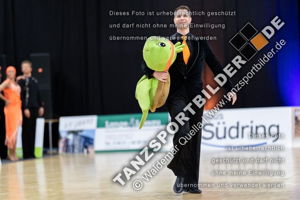 20230513-03173 | Hier finden Sie Tanz Bilder vom Latein und Standard Formationen tanzen. Sportbilder vom Tanzsport. Schöne Fotos und von Weltmeisterschaft, Europameisterschaft, Bundesliga, Regionalliga, Oberliga und Landesliga sowie von GOC Stuttgart, DanceComp, WM Bremen