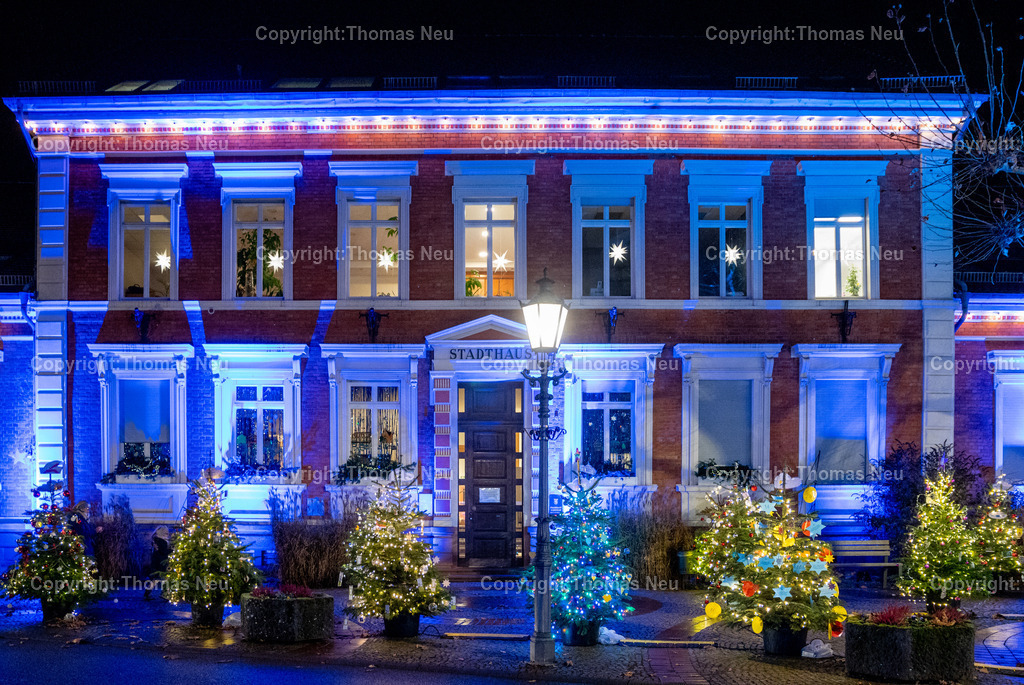 DSC_5784 | Lichterglanz und weihnachtliche Atmosphäre in der Innenstadt von Lorsch. In der Adventszeit verwandeln sich Straßen und Plätze der Bergstraße-Stadt in ein festlich leuchtendes Wintermotiv. Hier das Stadthaus mit den geschmückten Christbäumen in blauem Licht