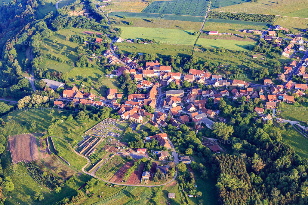 Vue aérienne: Vue de la ville depuis le nord à Volksberg dans le département Bas Rhin, France – .Photo: IMG_107278.jpg prise le 18/05/2018 par Werner Riehm/FLY-FOTO.eu – Résolution de l'original: 5472 x 3648 px