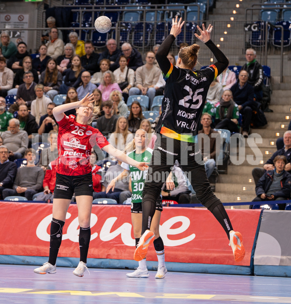 Handball I Frauen I Saison 2025-2026 I 1. HBF I 17. Spieltag I VFL Oldenburg - Thüringer HC I 0374 | Anna Szabo (26, Thüringer HC) mit dem Heber über Madita Kohorst (25, VfL Oldenburg) - Realisiert mit Pictrs.com