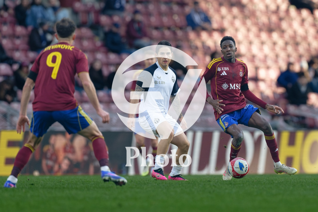 Brack Super League - Servette FC v FC Zurich | Lamine Fomba (11 Servette FC) speaks with to Miroslav Stevanovic (9 Servette FC) under pressure of Miguel Reichmuth (38 FC Zurich)  during the Brack Super League match between Servette FC and FC Zurich at Stade de Geneve in Geneva, Switzerland