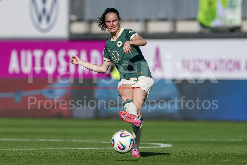 Fussball, Google Pixel Frauen-Bundesliga, VfL Wolfsburg - FC Carl Zeiss Jena | Caitlin Dijkstra (VfL Wolfsburg, 3) am Ball, Freisteller, Einzelbild, Ganzkörper, Aktion, Action, Spielszene, DIE DFB-RICHTLINIEN UNTERSAGEN JEGLICHE NUTZUNG VON FOTOS ALS SEQUENZBILDER UND/ODER VIDEOÄHNLICHE FOTOSTRECKEN. DFB REGULATIONS PROHIBIT ANY USE OF PHOTOGRAPHS AS IMAGE SEQUENCES AND/OR QUASI-VIDEO.