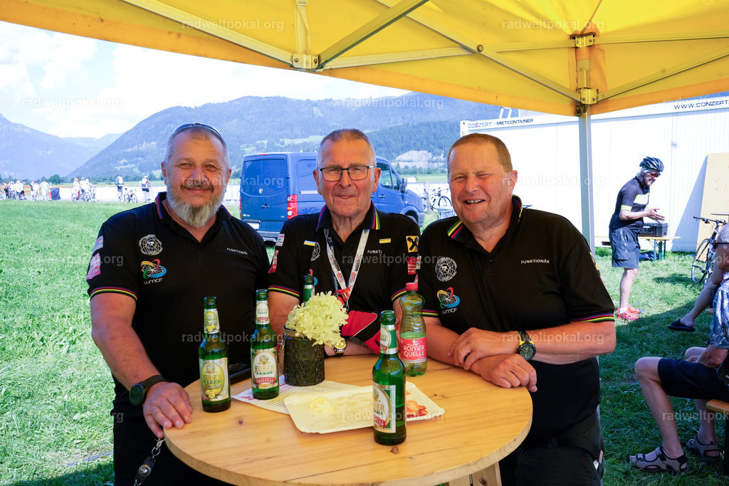 815_20230817_Bewerb_Maenner_Muehlanger | AUT - OESTERREICH, 2023-08-16: SPORT RENNRAD-FAHREN - 55. INTERNATIONALER RADWELTPOKAL IN ST. JOHANN IN TIROL  - Vintage-Radrennen mit WM-Bronze-Medaillen-Siegerin Christina Schweinberger, den Teilnehmer und Alexander Baumann (vom Orginastions-Team) - TAG 2 BEWERB MAENNER IN SECHS GRUPPEN  ; Foto: Roland Muehlanger