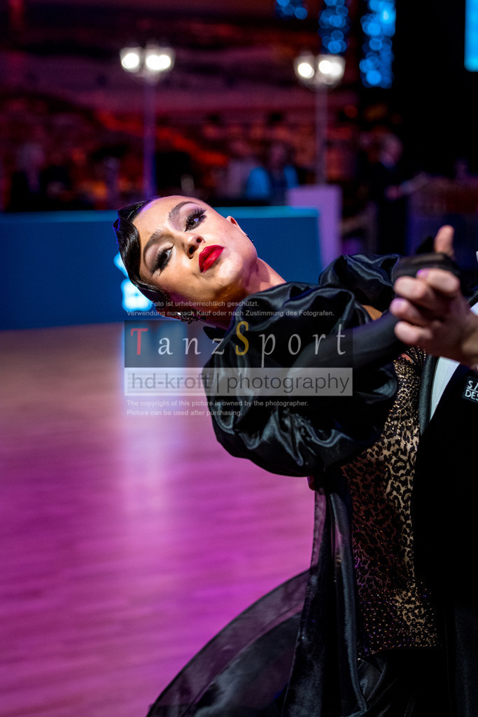 20251212_WDSF_World_Ch_Cup_RS-Std_1022-2 | Tanzsportbilder, Standardtanz, Lateintanz, WDSF, DTV, LTVB, dancecomp, goc, hessen tanzt, blaues band der spree, walzer, tango, wiener walzer, slowfox, quickstepp, samba, rumba, cha-cha-cha, paso doble. jive, hd-kroft photography, turniertanzsport