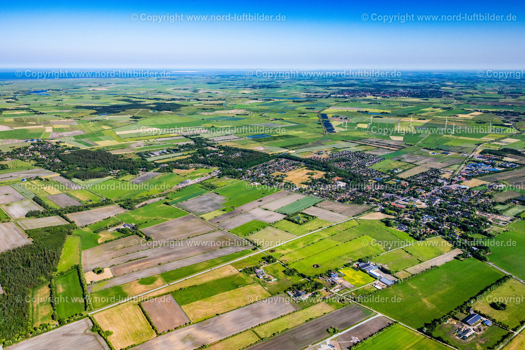 Süderlüngum_ELS_7794100623 | SüDERLüGUM 10.06.2023 Ortsansicht am Rande von landwirtschaftlichen Feldern und Nutzflächen in Süderlügum im Bundesland Schleswig-Holstein, Deutschland. // Village view on the edge of agricultural fields and land in Suederluegum in the state Schleswig-Holstein, Germany. Foto: Martin Elsen