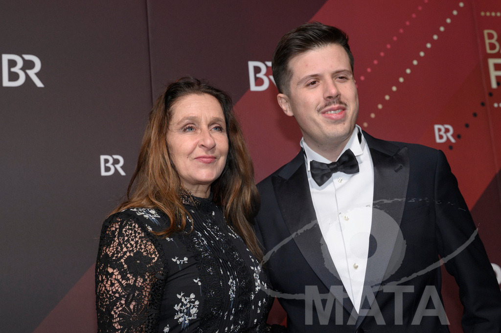 _DWI4886 | Barbara Philipp mit Gast bei der Verleihung des 47. Bayerischen Filmpreises 2026  im Prinzregententheater. München, Deutschland. Der Bayerische Filmpreis wird seit 1979 von der Bayerischen Staatsregierung verliehen, um die Bedeutung des Kinofilms als Kulturgut herauszustellen - Realisiert mit Pictrs.com