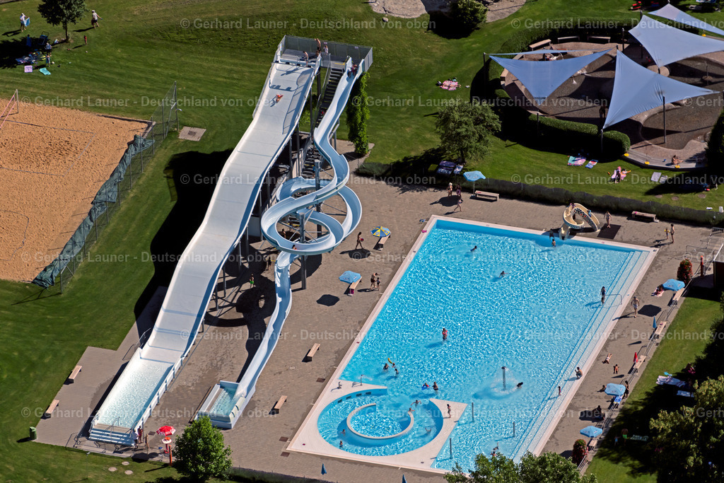 4032143 | KREUZLINGEN 12.06.2020 Kurven und Kreis- Bahnen der Wasser- Rutsche am Schwimmbecken des Freibades " Schwimmbad Hörnli " in Kreuzlingen am Bodensee im Kanton Thurgau, Schweiz. Weiterführende Informationen bei: Hörnli Schwimmbad. // Waterslide on Swimming pool of the " Schwimmbad Hoernli " in Kreuzlingen at Bodensee in the canton Thurgau, Switzerland. Further information at: Hoernli Schwimmbad. Foto: Gerhard Launer