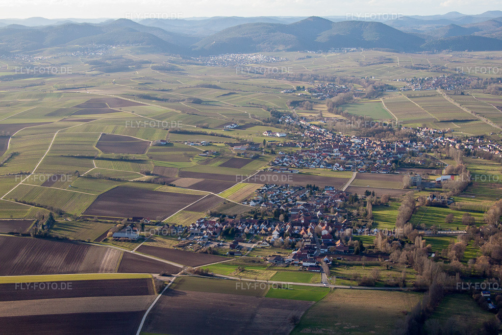 Luftbild: Ortsansicht im Ortsteil Heuchelheim in Heuchelheim-Klingen im Bundesland Rheinland-Pfalz in Deutschland. Foto: IMG_61864.jpg vom 28.01.2014 durch Werner Riehm/FLY-FOTO.de