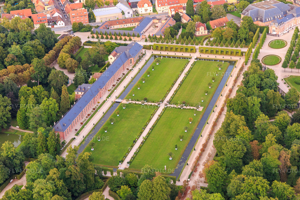 Luftbild: Orangerie und Rasenfläche im Schwetzinger Schlossgarten in Schwetzingen im Bundesland Baden-Württemberg in Deutschland. Foto: IMG_102599.jpg vom 24.08.2017 durch Werner Riehm/FLY-FOTO.deGartenmoschee