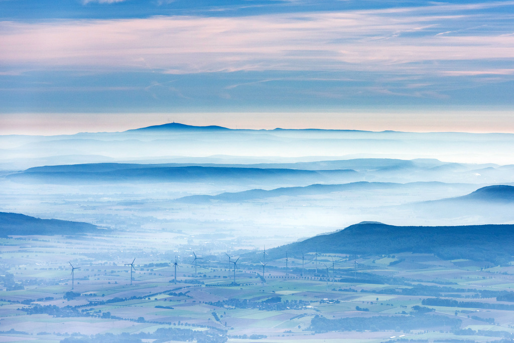 dr_0013469.jpg | HESSISCH OLDENDORF 07.09.2016 Windenergieanlagen ( WEA ) - Windrad- auf einem Feld in Hessisch Oldendorf im Bundesland Niedersachsen. // Wind turbine windmills on a field in Hessisch Oldendorf in the state Lower Saxony. Foto: Daniel Reiter
