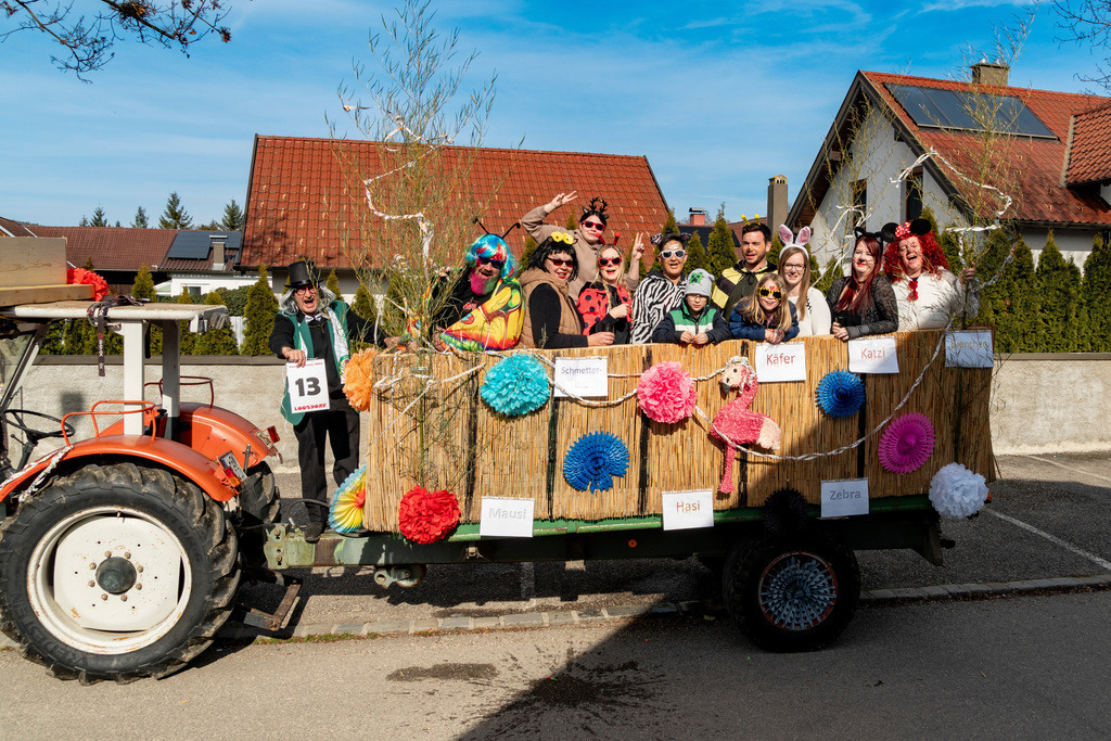 Umzug2025-017_8840 | Fotostrecke: FASCHINGSUMZUG 2025 in Loosdorf. 22 Masken(gruppen)-Teilnehmer: Loosdorfer Vereine, Wirtschaftstreibende, Gemeindeabordnungen sowie Kreditinstitute. rund 700 Besucher entlang der Hauptstrasse. Veranstaltungs-Sicherung durch Mannschaft der FF-Loosdorf mit schwerem Gerät. Maskenprämierung am EKZ-Platz durch Bgm. Thomas Vasku in den Kategorien: Bester Festwagen (Fa. gkonzept-Groissenberger; Beste Personengruppe-ASK-Loosdorf; Beste Einzelperson; Weiteste Anreise-FF Schollach;