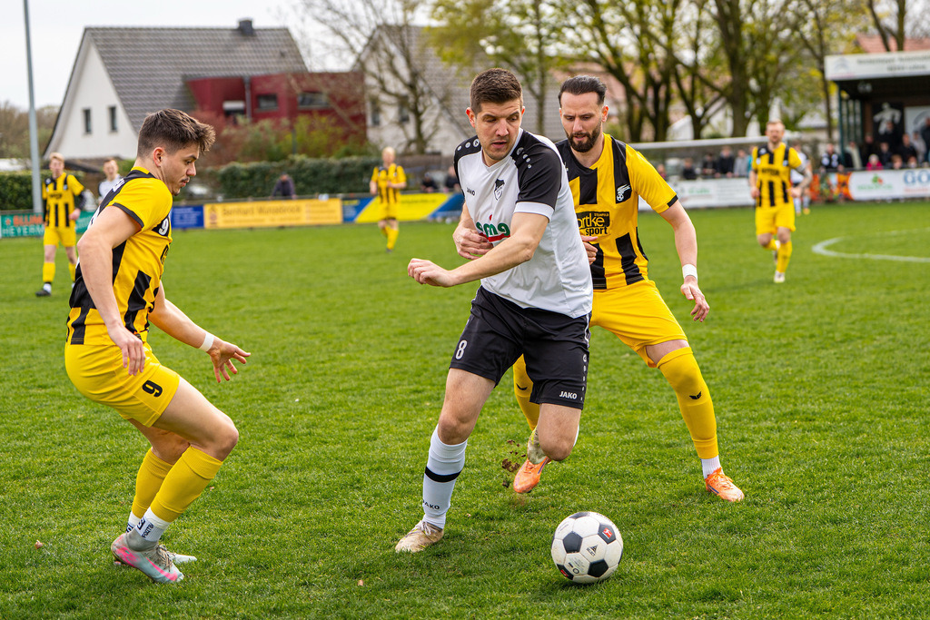 Fußball I Herren I Saison 2025-2026 I Kreisliga VEC I 22. Spieltag I SC SW Bakum - SV Falke Steinfeld I 23575 | jns.sportfotos - Realisiert mit Pictrs.com
