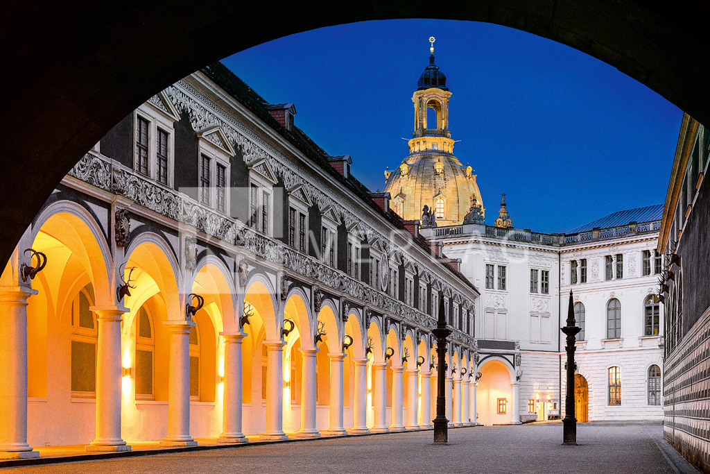 Stallhof-Frauenkirche-0U3A3020 | Der Stallhof in Dresden gehört zum Baukomplex des Residenzschlosses und diente als Schauplatz für große Reitturniere. - Realisiert mit Pictrs.com