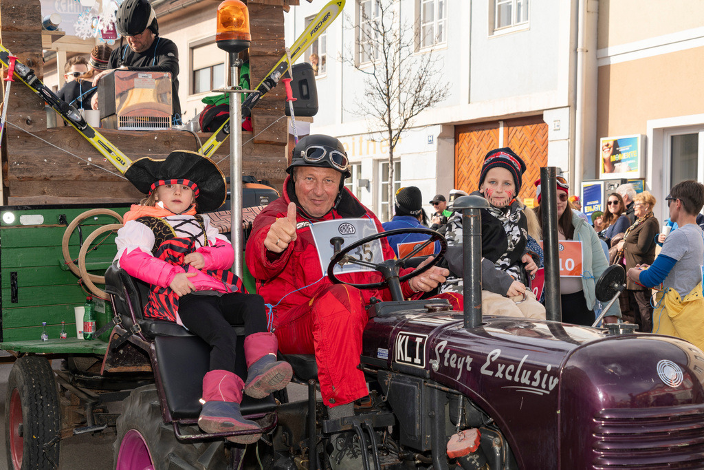 Umzug2025-104_9026 | Fotostrecke: FASCHINGSUMZUG 2025 in Loosdorf. 22 Masken(gruppen)-Teilnehmer: Loosdorfer Vereine, Wirtschaftstreibende, Gemeindeabordnungen sowie Kreditinstitute. rund 700 Besucher entlang der Hauptstrasse. Veranstaltungs-Sicherung durch Mannschaft der FF-Loosdorf mit schwerem Gerät. Maskenprämierung am EKZ-Platz durch Bgm. Thomas Vasku in den Kategorien: Bester Festwagen (Fa. gkonzept-Groissenberger; Beste Personengruppe-ASK-Loosdorf; Beste Einzelperson; Weiteste Anreise-FF Schollach;