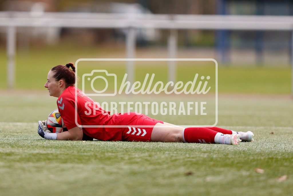 Fußball I Frauen I Saison 2025-2026 I Oberliga Niedersachsen I 16. Spieltag I BW Hollage - TuS Büppel I 15.03.2026-57 | Lena Wilkens (1, TuS Büppel) fängt den Ball und sichert ihn. - Realisiert mit Pictrs.com