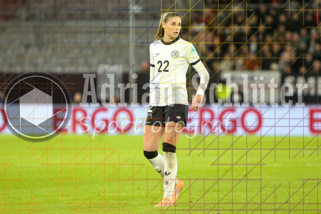 Deutschland vs Frankreich - Halbfinale - UEFA Women's Nations League | Düsseldorf, Deutschland, 24.10.25:   Jule Brand ( Deutschland ) schaut waehrend des Halbfinals der UEFA Women's Nations League zwischen Deutschland vs Frankreich in der Merkur-Spiel-Arena(Foto von Brauer-Fotoagentur / Adrian Schlueter)