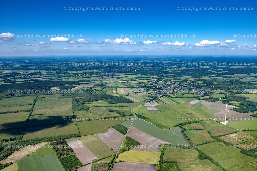 Lentföhrden_ELS_7605030622 | LENTFöHRDEN 03.06.2022 Ortsansicht der Straßen und Häuser der Wohngebiete in Lentföhrden im Bundesland Schleswig-Holstein, Deutschland. // Town View of the streets and houses of the residential areas in Lentfoehrden in the state Schleswig-Holstein, Germany. Foto: Martin Elsen