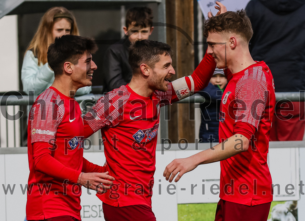 2024-02-24_058_FC_Schwaig_gegen_TSV_1880_Wasserburg | Oberding, Deutschland, 24.02.2024:
Fußball, 2. Runde Qualifikation TOTO-Pokal 2023 / 2024, 1. Spieltag, FC Schwaig gegen TSV 1880 Wasserburg, Endergebnis: 2:3

Leon Simeth (TSV 1880 Wasserburg, #11), Michael Barthuber (TSV 1880 Wasserburg, #19), Luca Wagner (TSV 1880 Wasserburg, #9)

Foto: Christian Riedel / fotografie-riedel.net