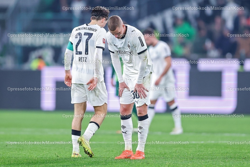 BMG13122502213 | 13.12.2025, Fußball, Borussia Mönchengladbach - VfL Wolfsburg, 1. Fußball Bundesliga, 14.Spieltag, Borussia-Park, Saison 2025 2026: Rocco Reitz&nbsp;(Borussia Mönchengladbach #27) neben Nico Elvedi&nbsp;(Borussia Mönchengladbach #30)  nach der Niederlage Enttäuscht auf dem Spielfeld  DFB regulations prohibit any use of photographs as image sequences and or quasi-video.