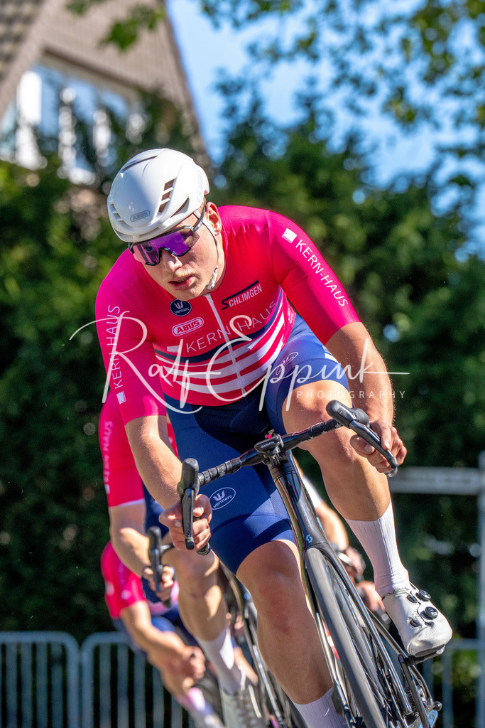 Spurt in den Mai 2026 - Großer Preis der Sparkasse Neuss | Annual one-day road cycling race "Großer Preis der Sparkasse Neuss" held in Büttgen, Germany, organized by VfR Büttgen 1912 e.V. The event features multiple races across all age categories from U11 youth to Elite men. - Realisiert mit Pictrs.com