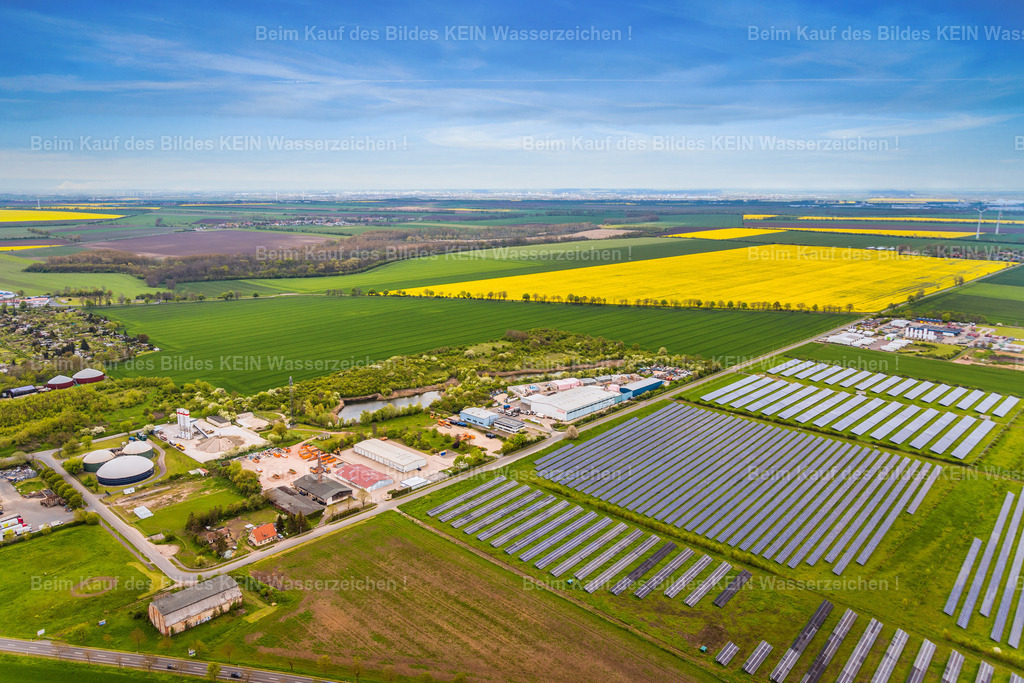 Remondis Wanzleben-3494 | Blick aus der Luft auf den Standort eines Recyclingunternehmens in der Börde. Das Firmengelände liegt unmittelbar neben einer großflächigen Solaranlage und ist eingebettet in die typische Landschaft der Magdeburger Börde.Die Aufnahme entstand im Rahmen eines Auftrags und zeigt den Unternehmensstandort bewusst in seinem räumlichen Umfeld. Neben dem Betriebsgelände prägen grüne Felder und ein leuchtend gelbes Rapsfeld die Umgebung und machen den Kontrast zwischen Gewerbe, erneuerbarer Energie und landwirtschaftlich geprägter Landschaft sichtbar.Gerade solche Aufnahmen zeigen die Stärke einer Standortfotografie aus der Luft: Ein Unternehmen wird nicht isoliert dargestellt, sondern in seiner tatsächlichen Lage und Umgebung. Dadurch entsteht ein authentisches Bild des Standortes und seiner Einbindung in die regionale Landschaft.Die Aufnahme verbindet damit Unternehmensfotografie, Standortdokumentation und die charakteristische Landschaft der Börde. - Realisiert mit Pictrs.com