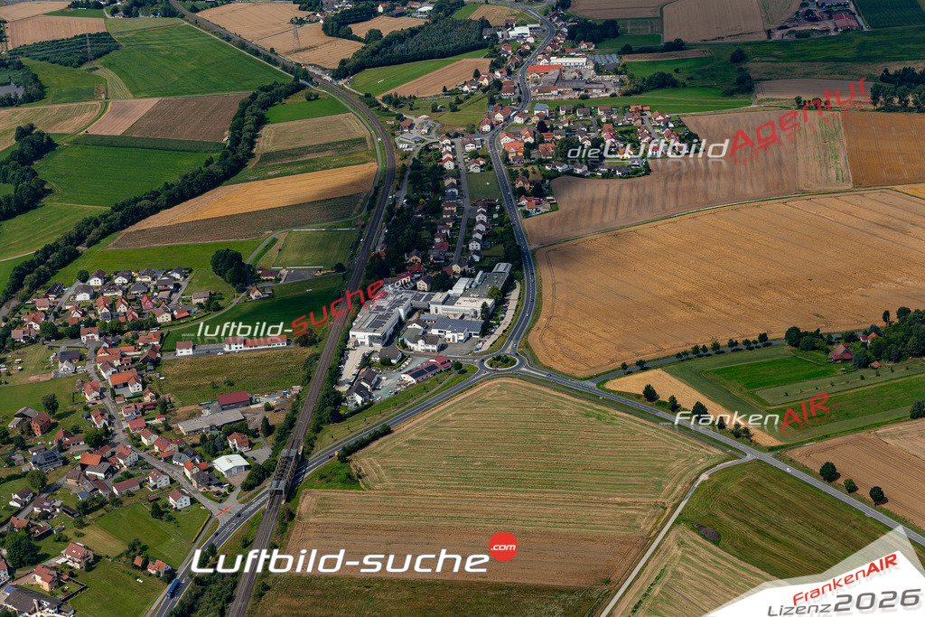Aktuelles Luftbild von Gundelsdorf Kronach Kauf mit Lizenz / Bildrechten möglich- Die Luftaufnahme wurde 2021 mittels UL-Flugzeug erstellt ( keine Drohne ) - hochauflösende Kamera-Systeme von  Canon -Beste Qualität - Für grossformatige Ausdrucke geeignet. Die Geschenkidee !