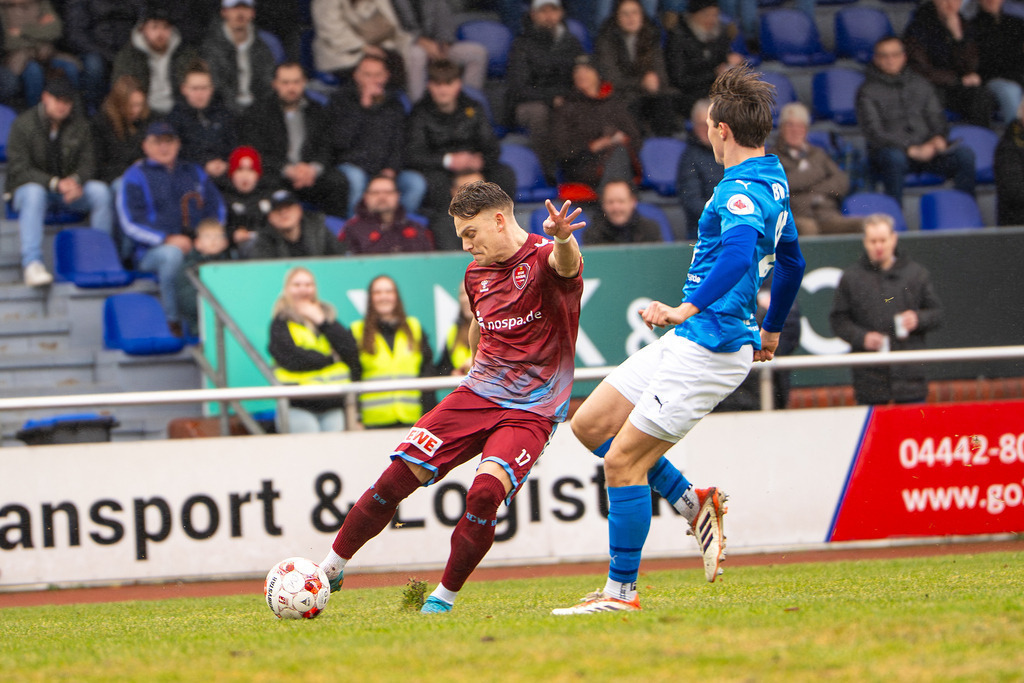 Fußball I Herren I Saison 2025-2026 I Regionalliga Nord I 23. Spieltag I TuS Blau-Weiß Lohne - SC Weiche Flensburg 08 I 0243 | Rene Guder (17, SC Weiche Flensburg 08) Niklas Tepe (25, TuS BW Lohne) - Realisiert mit Pictrs.com