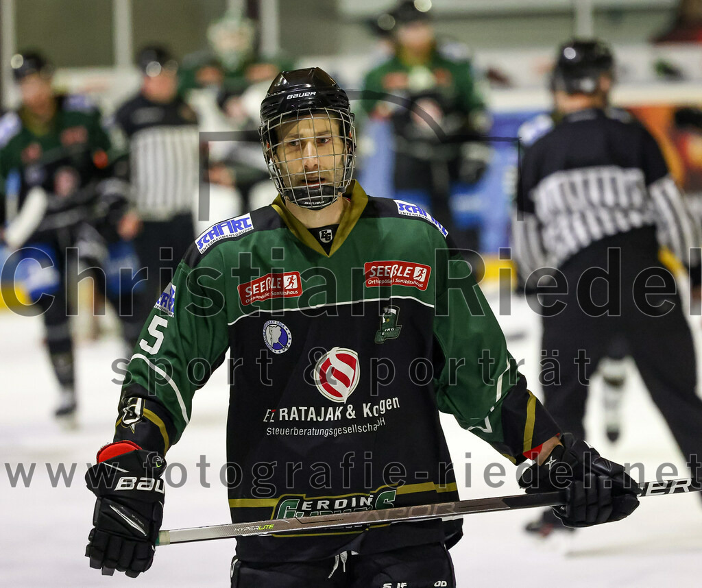 2023-02-10_111_TSV_Erding_gegen_ERSC_Amberg | Erding, Deutschland, 10.02.2023:
Eishockey, Bayernliga Meisterrunde Gruppe B 2022 / 2023, 3. Spieltag, TSV Erding gegen ERSC Amberg, Endergebnis: 6:3

Florian Zimmermann (Erding Gladiators, #5)

Foto: Christian Riedel / fotografie-riedel.net