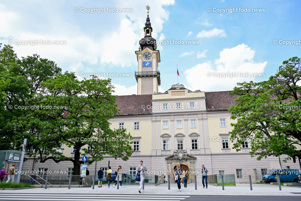 Landhaus Linz_ Sitz des Ooe Landtag_ 10.05.2024-3 | 10.05.2024, Linz, AUT, Promenade, im Bild Landhaus Linz, Sitz des Ooe Landtag, Landhausplatz, Gebaeude, Fahnen
