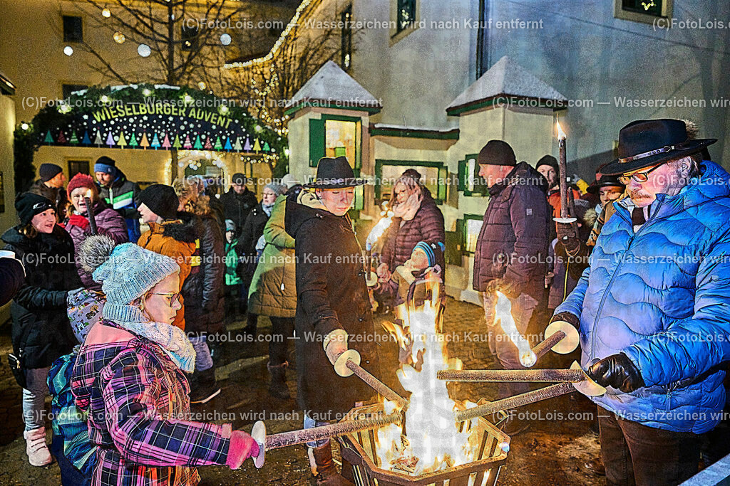 ALP9375_Wieselburger ADVENT_Wintersonnenwende_Fackeln | (C)FotoLois.com, Alois Spandl, Wieselburger Advent, Wintersonnenwendfeier mit Umzug durch die Stadt, Sonnenwendfeuer und Perchtenlauf mit Show im Schlosspark, Mitwirkung der Partnergemeinde EINBECK, Sa 17. Dezmber 2022.