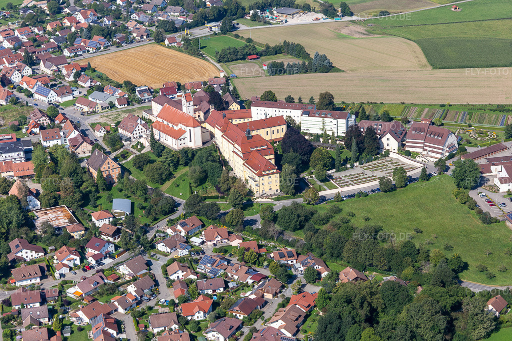 Luftbild: Gebäudekomplex des Klosters Franziskanerinne von Reute im Ortsteil Reute in Bad Waldsee im Bundesland Baden-Württemberg in Deutschland. Foto: IMG_129151.jpg vom 04.09.2021 durch Werner Riehm/FLY-FOTO.de