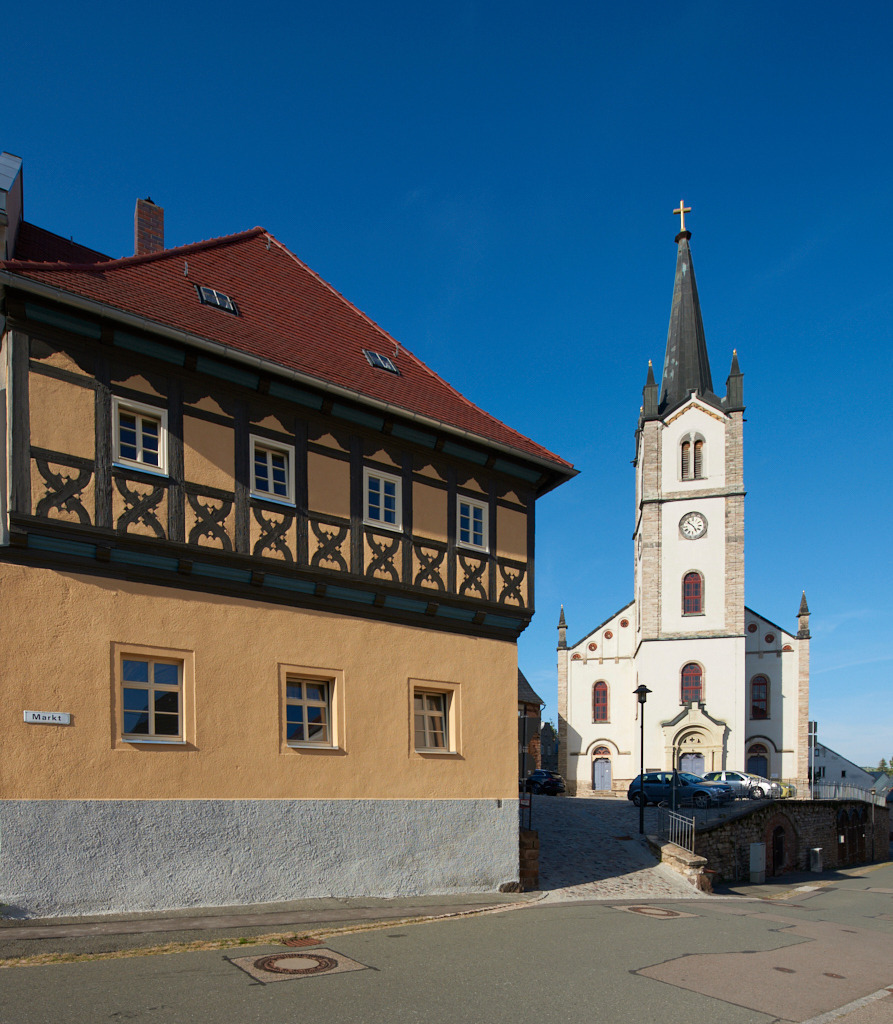 Platzbildprägender Wohnbau mit Obergeschoss in Fachwerkbauweise sowie Kirche in Wildenfels 01 | Bedeutsame Landschaften Deutschlands - Realisiert mit Pictrs.com