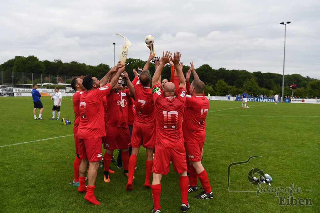 SV Brake Ü40-BW Bümmerstede (Ü40) | Kreispokal Finale Jade-Weser-Hunte Ü40; SV Brake Ü40 (rot)-BW Bümmerstede Ü40 (weiß) am 15.06.2025 in Rastede (Sportanlage Köttersweg), Photo: Philip Eiben 2025 - Realisiert mit Pictrs.com