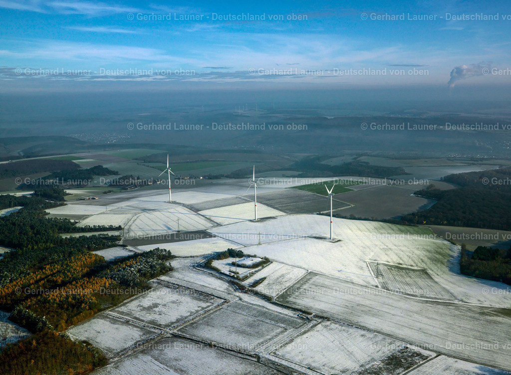 2785902 | Natur und Technik: Felder und Windräder, erster Schnee im Herbst, grün/weiße Felder