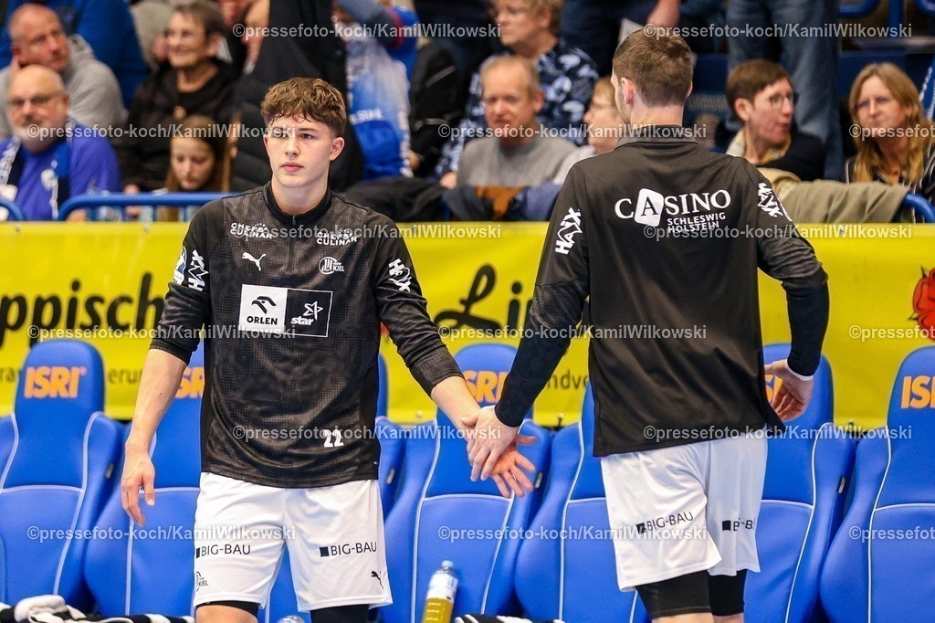 xKWIx14122501038 | 14.12.2025, xKWIx, Handball, Daikin Handball-Bundesliga (Daikin HBL), TBV Lemgo Lippe - THW Kiel, PHOENIX CONTACT arena: Rasmus Ankermann (THW Kiel #22) schlägt mit Elias Ellefsen á Skipagøtu (THW Kiel #71) ein Photo: xKamilxWilkowskixPressefotoKochx