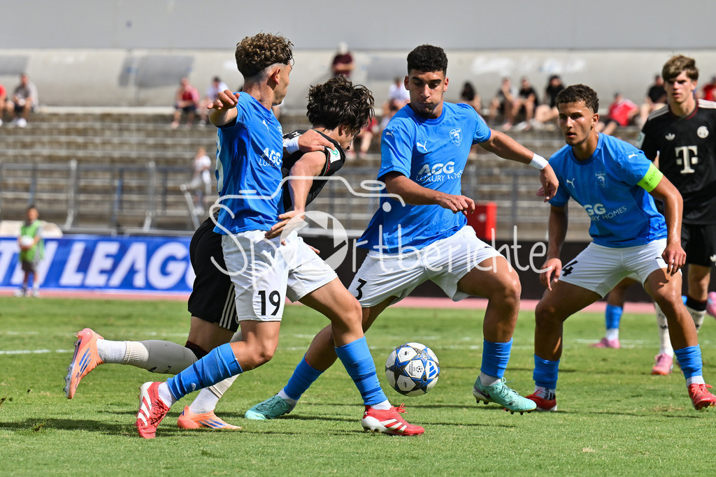 Papohs FC U19 - FC Bayern München U19 | im Duell  Panagiotis TSVIVKOS (Paphos FC U19 19) und Adin LICINA (FCB #7) / Zweikampf / UEFA Youth League: Paphos FC U19 - FC Bayern München U19; Stelios Kyriakides Stadium am 30.09.2025