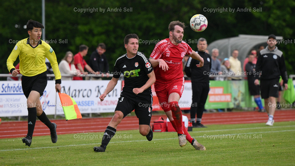 Gettorfer SC vs MTV Dänischenhagen | Hannes Schmidt (Gettorf #10) / Tim Ladewig (Dänischenhagen #3) / Schiedsrichterassistent Omid Nazari / Fußball-Verbandsliga Ost Männer 2024/2025 / Gettorfer SC vs MTV Dänischenhagen / Sportpark 1 / Gettorf / 24.05.25 - Realisiert mit Pictrs.com