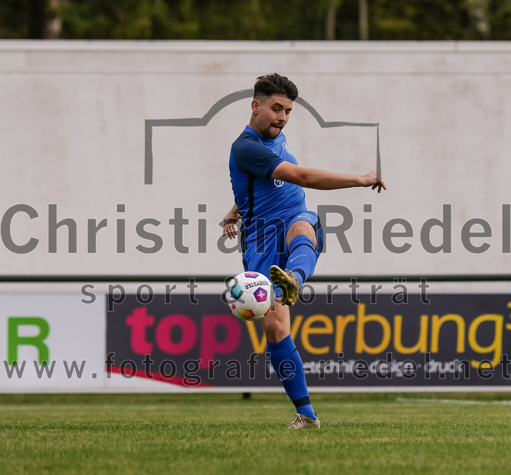 2023-10-14_018_FC_Langengeisling_gegen_TSV_Siegsdorf | Erding, Deutschland, 14.10.2023:
Fußball, Bezirksliga Oberbayern Ost 2023 / 2024, 13. Spieltag, FC Langengeisling gegen TSV Siegsdorf, Endergebnis: 3:0

Maximilian Maier (FC Langengeisling, #10)

Foto: Christian Riedel / fotografie-riedel.net